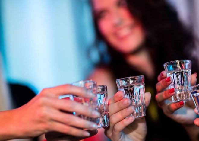 過年買酒注意！有些你覺得口感好的白酒，可能是酒精飲料